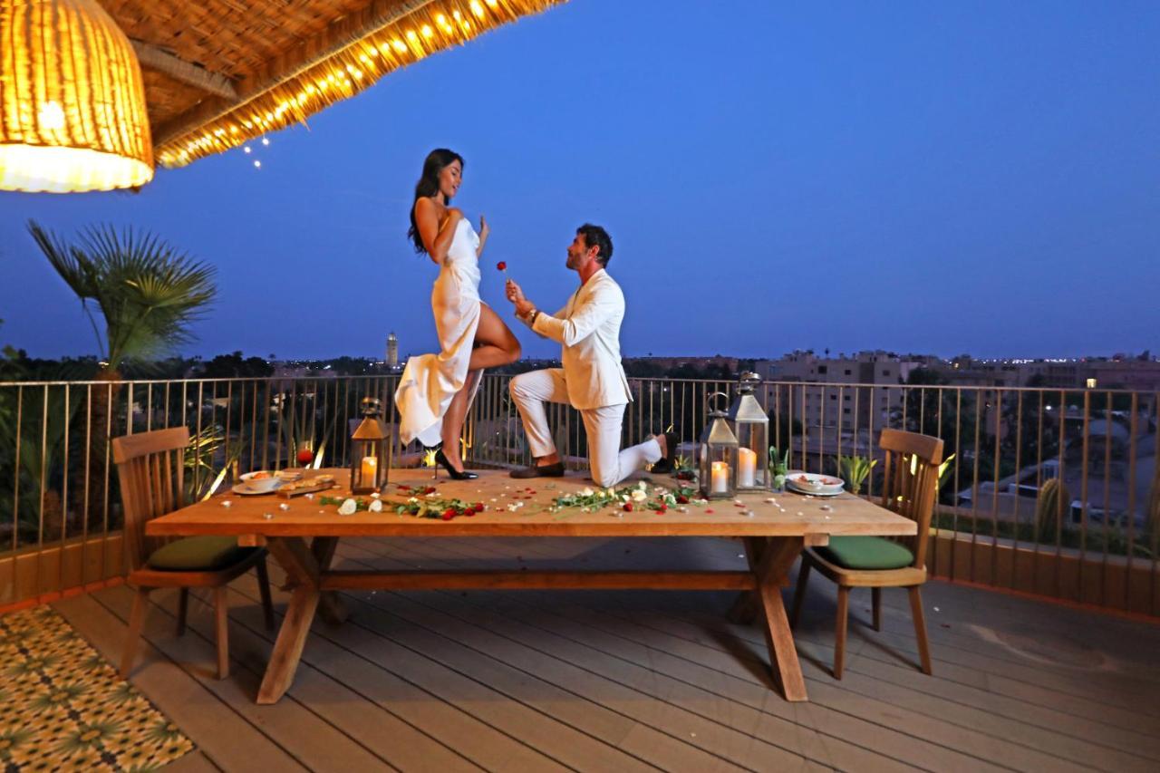 Hotel Jadali & Spa Marrakesh Exterior photo A man proposing to a woman